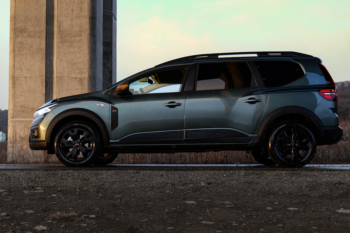 Dacia Jogger fotografiată din lateral